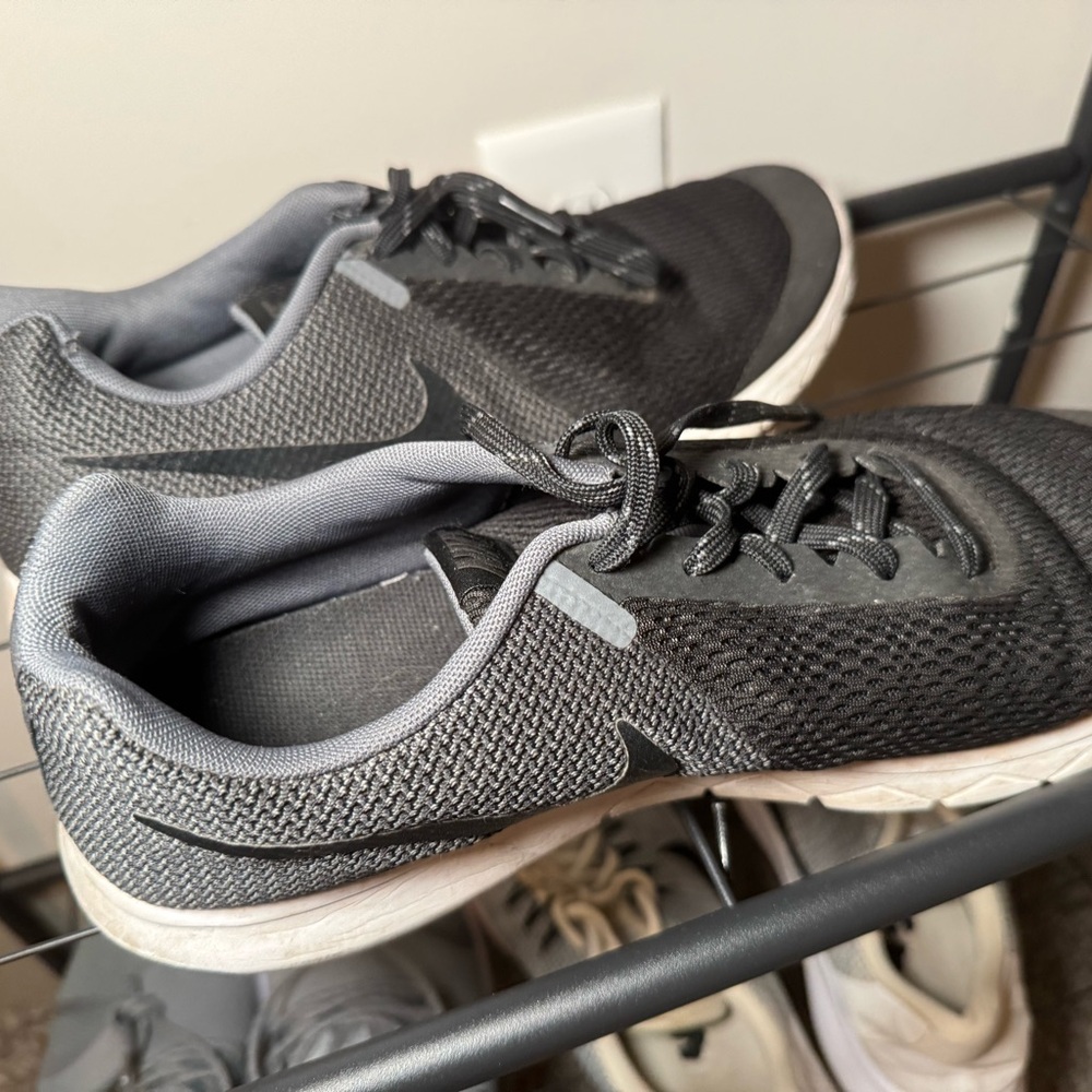 Nike Men's Black and Gray Sneakers